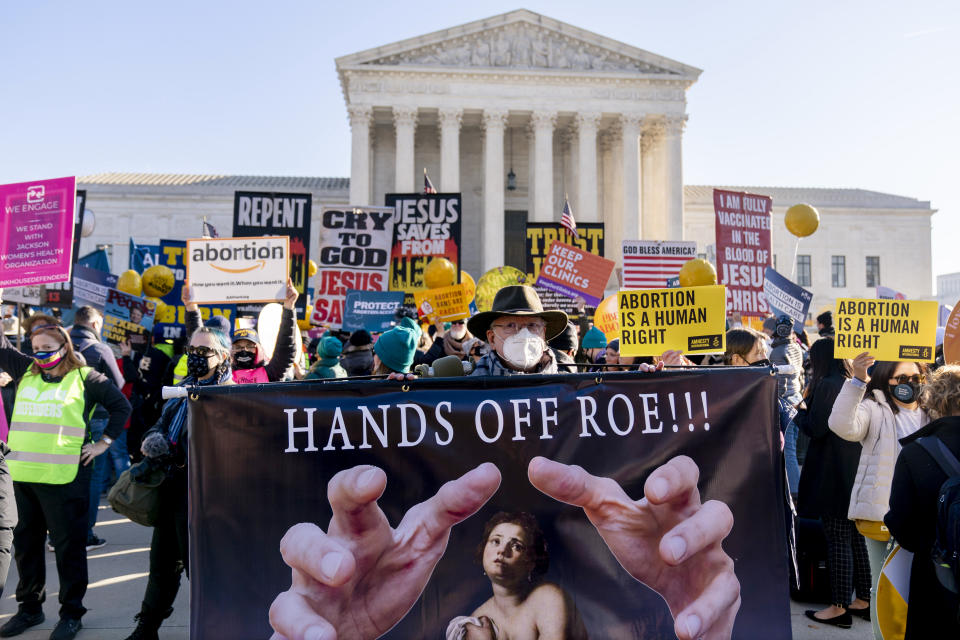 ARCHIVO - Stephen Parlato de Boulder, Colorado, sostiene un letrero durante una protesta a favor del aborto frente a la Corte Suprema de Estados Unidos, el 1 de diciembre de 2021, en Washington. (AP Foto/Andrew Harnik, Archivo)