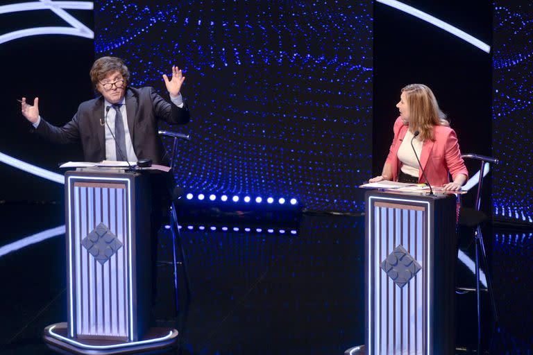 Javier Milei desafía a Myriam Bregman durante el segundo debate presidencial; la candidata de la izquierda lo acusó de negar el cambio climático