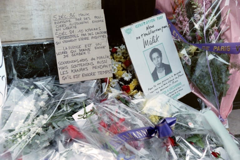 Des fleurs, des messages et une photo de l'étudiant Malik Oussekine déposés sur les lieux où il a été tué un an auparavant, le 4 décembre 1987 à Paris (AFP/Michel GANGNE)