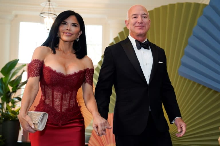 El presidente ejecutivo de la empresa Amazon, Jeff Bezos, y la actriz Lauren Sánchez, en una cena de Estado en honor del primer ministro de Japón, Fumio Kishida, en la Casa Blanca, en Washington, el 10 de abril de 2024 (Drew Angerer)