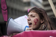 <p>Der „Women’s March“ in Washington läuft unter dem Banner weiblicher Emanzipation und wird von tausenden Frauen sowie berühmten Frauen- und Bürgerrechtlerinnen wie Angela Davis und Gloria Steinem unterstützt. Der Protest richtet sich in erster Linie gegen US-Präsident Donald Trump, der angekündigt hatte, die bis dato geltenden Grundrechte der Frauen – wie beispielsweise das der Abtreibung – einschränken zu wollen. (Bild: ddp) </p>