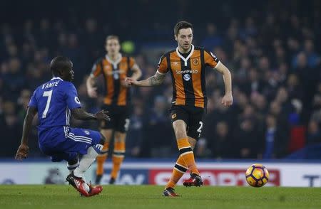 Football Soccer Britain - Chelsea v Hull City - Premier League - Stamford Bridge - 22/1/17 Hull City's Ryan Mason in action with Chelsea's N'Golo Kante Action Images via Reuters / Andrew Couldridge Livepic