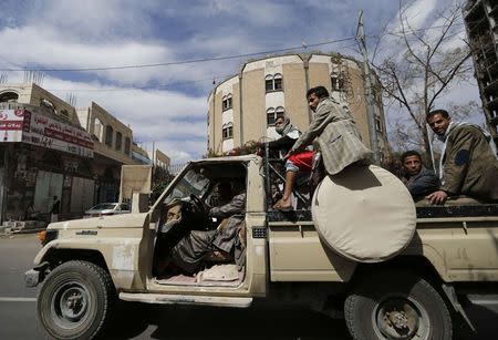 Shi'ite Houthi fighters ride a truck outside the house of Sunni tribal leader, Sheikh Sadiq al-Ahmar in Sanaa November 26, 2014. REUTERS/Khaled Abdullah