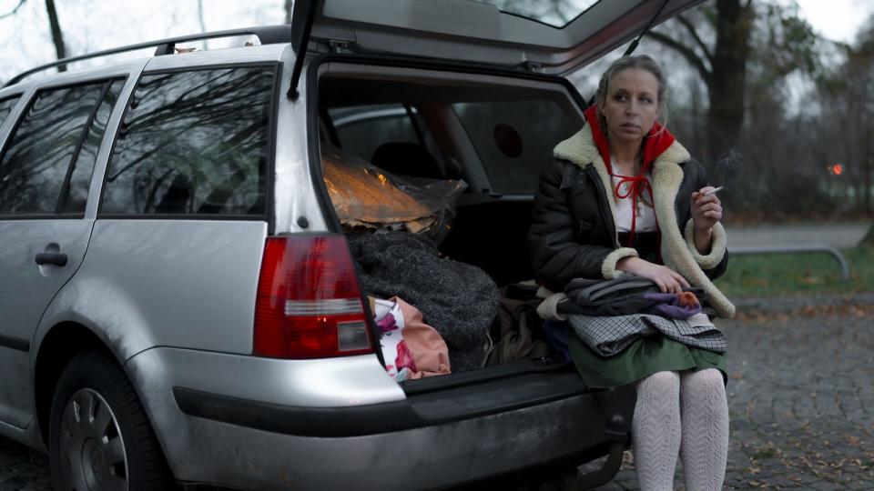 Ein Hauch von "Nomadland" in München: Silke Weinzierl (Nina Proll), die all ihr Hab und Gut ins Auto gepackt hat, gönnt sich eine Rauchpause. (Bild: BR / Lieblingsfilm GmbH / Peter Nix)