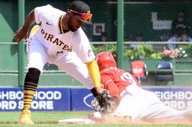 Pirates' VanMeter struggles as catcher, Reds-Bucs split DH – KXAN