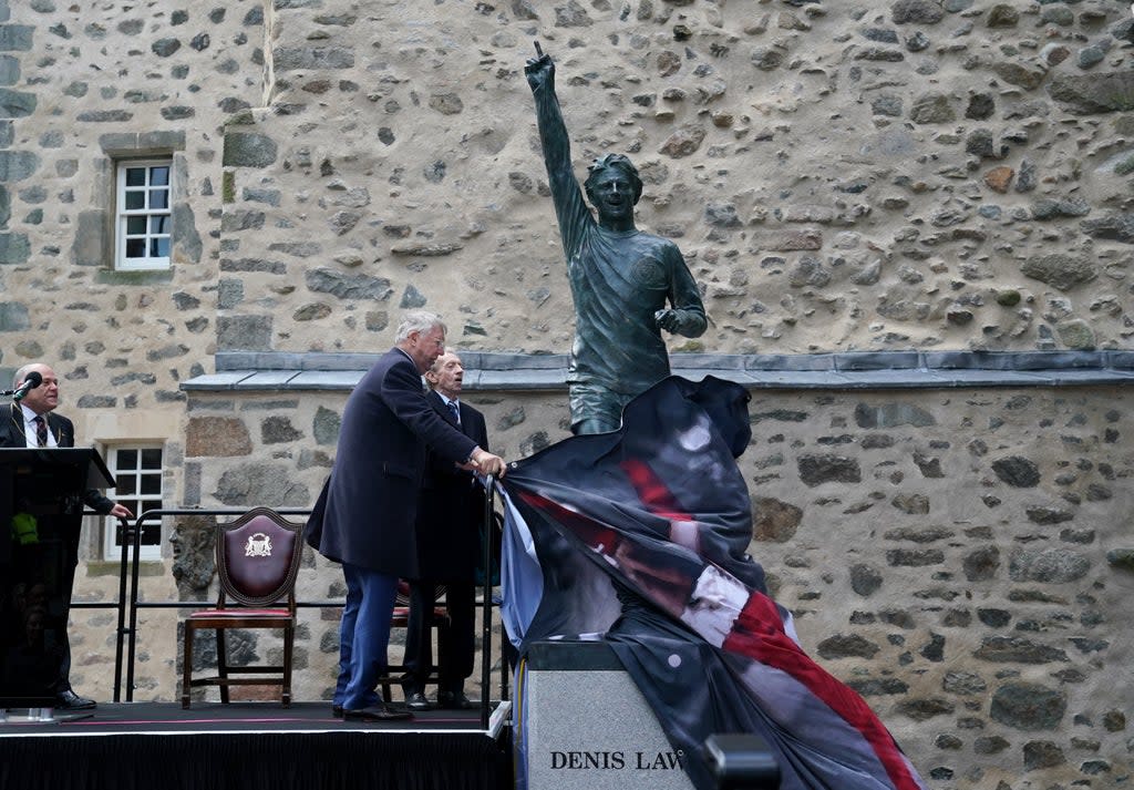 Sir Alex Ferguson and Denis Law unveil the Denis Law statue in Marischal Square, Aberdeen (Alan Milligan/PA) (PA Wire)