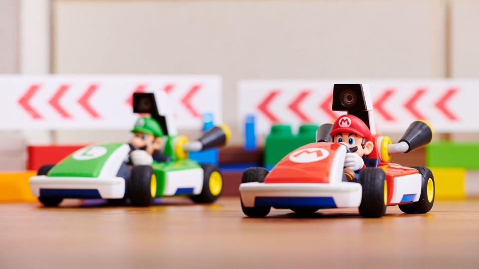 2020: "Mario Kart" mit echten Boliden: "Mario Kart Live: Home Circuit" verwandelt Wohn- oder Kinderzimmer in eine Rennstrecke. Die innovative AR-Spielidee lässt reale und digitale Welt verschmelzen. Der Titel bewies eindrucksvoll: Mario ist immer wieder für eine Überraschung gut. (Bild: Nintendo)