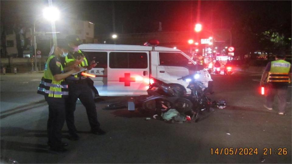 車上沒患者！救護車載人路上闖紅燈　2機車閃避不及直接撞上　1女重傷