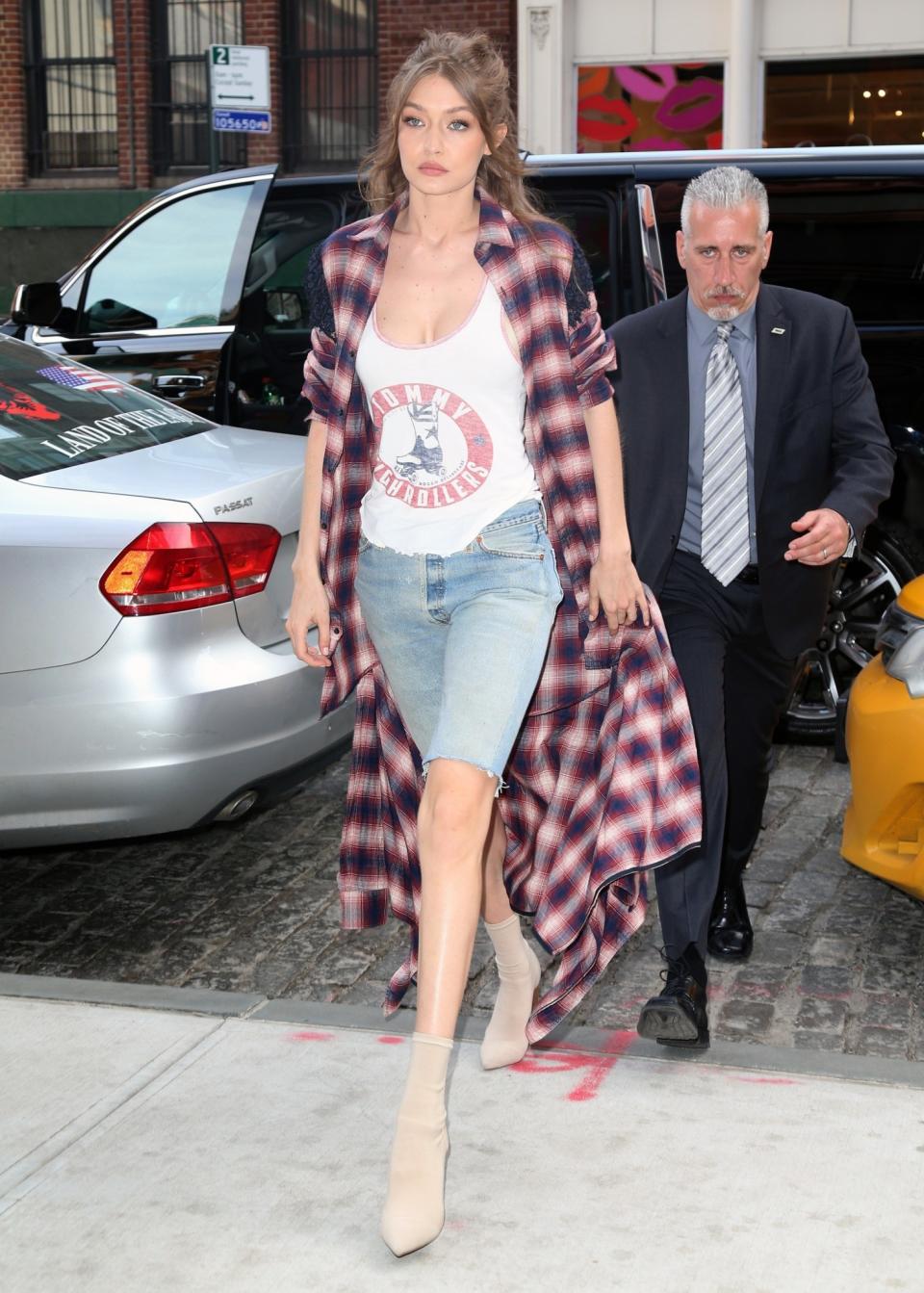 <p>Gigi Hadid is bringing pedal pushers back in a big way. The 1950s style has been updated in denim. Potentially only available to those with supermodel legs.<br><i>[Photo: FameFlynet]</i> </p>