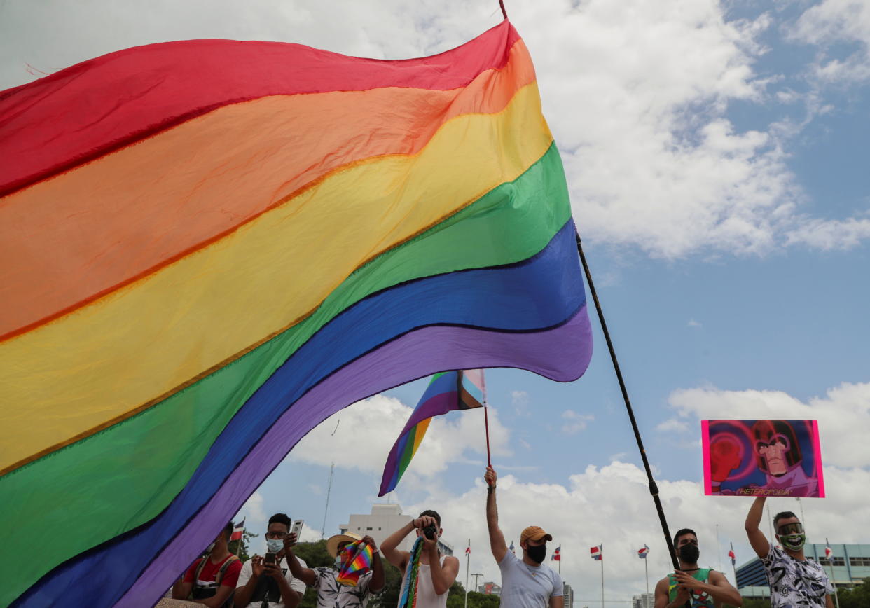 En Iran, La Cour révolutionnaire d'Ourmia a condamné à mort deux lesbiennes et militantes LGBTQ, Zahra Sediqi Hamedani et Elham Chubdar.