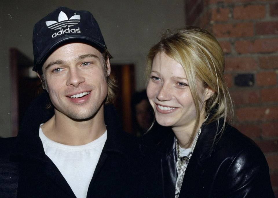 Pendant trois ans, Gwyneth Paltrow et Brad Pitt forment l’un des couples les plus glamours de Hollywood. Durant cette période, la comédienne a bien du mal à supporter l’hystérie des fans de son couple. "<em>Je me demande comment j'ai survécu à cette folie</em>, confie l’actrice au magazine <em>Public </em>en juillet dernier. <em>Nous ne pouvions même plus sortir de la maison. Il y avait ces filles qui criaient :</em> 'Braaaaaaaaad'<em>, en s'époumonant.</em>" Au cours de son idylle avec son partenaire de <em>Seven</em>, la jeune femme a dû faire "<em>face à des réactions parfois négatives</em>". "<em>Si une partie du public était fascinée par notre couple, l'autre ne supportait pas notre bonheur, qui avait quelque chose d'insolent</em>", poursuit-elle. Pour retrouver un semblant de tranquillité face à cette ferveur légèrement inquiétante, elle était même contrainte de "<em>sortir de chez</em> [elle] <em>avec une perruque</em>". <em>(Photo by Richard Corkery/NY Daily News Archive via Getty Images)</em>