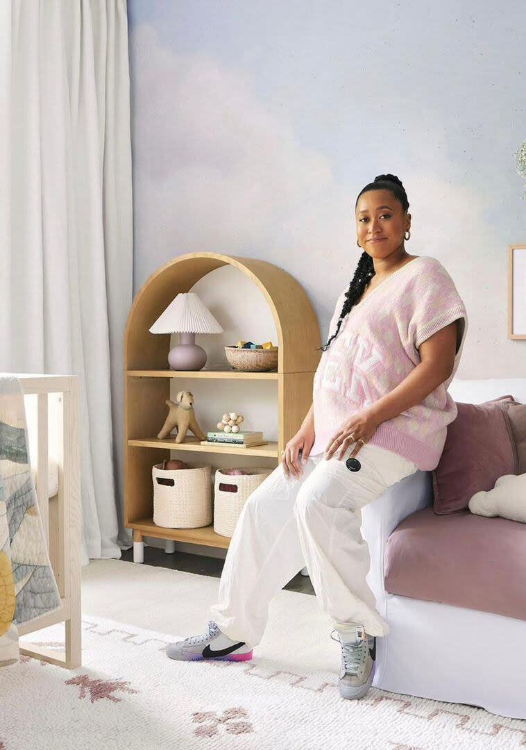 Naomi Osaka posando en la habitación de su primer hijo.