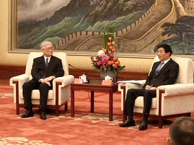 國民黨副主席夏立言（左）10日會見中共中央政治局常委王滬寧（右）。（國民黨提供）