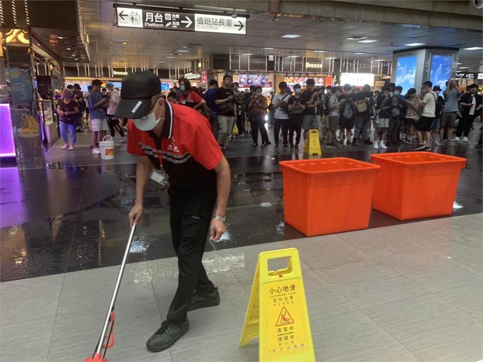 快新聞／外頭出太陽站內竟下雨！台北車站大廳狂漏水　清潔人員趕忙清理