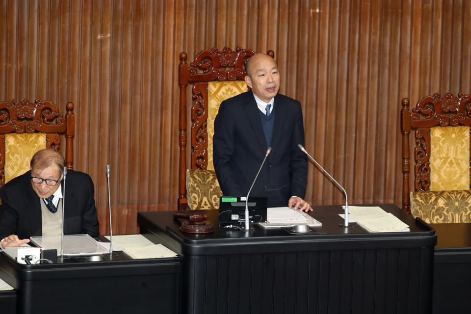 圖為立法院開議時，立法院長韓國瑜（中）主持院會，位於韓右邊的為秘書長立法院周萬來，左邊空位則為保留給總統到立院國情報告時的座位。（資料照）