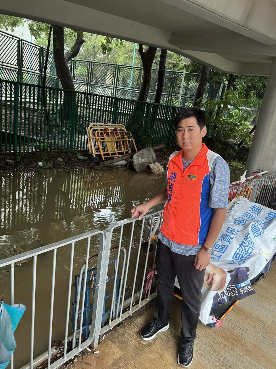 民建聯胡綽謙為大埔「頌汀」關愛隊隊長，10月於颱風過後巡區。胡綽謙fb專頁圖片