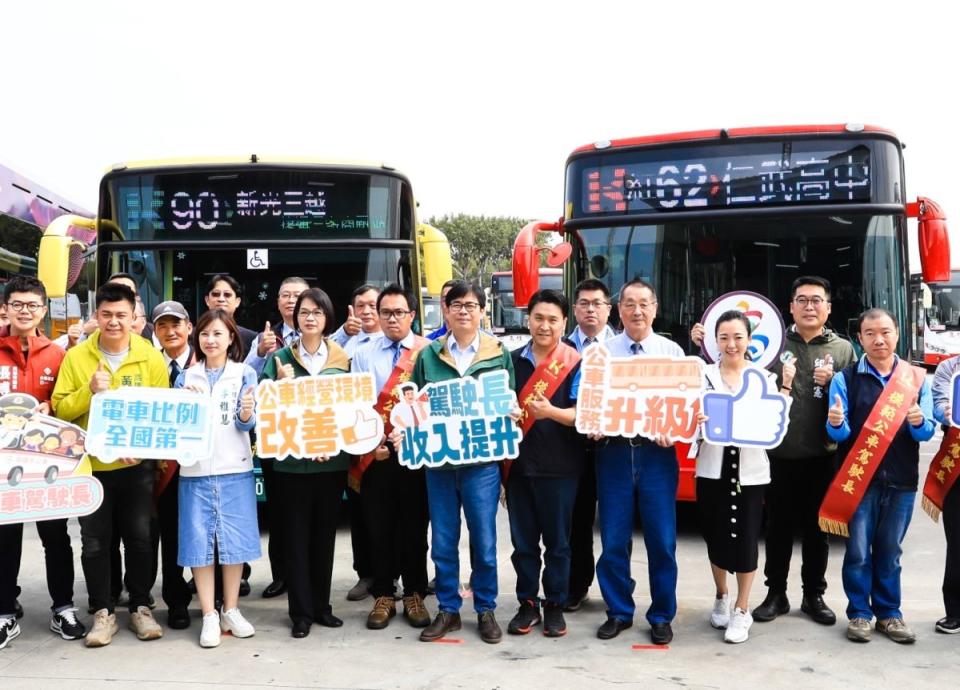 陳其邁宣布，高雄通勤月票價格降為399元，7月起適用範圍還將納入台鐵。（圖：高雄市政府提供）