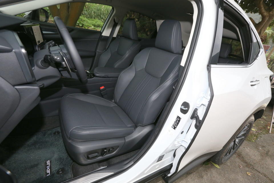 具備電動8向調整與加熱功能的雙前座椅，是NX 200豪華版的標準配備。