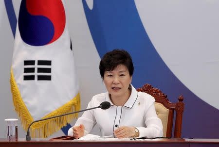 South Korean President Park Geun-hye speaks during a meeting with global health experts at the presidential Blue House in Seoul, South Korea June 24, 2015. REUTERS/Chung Sung-Jun/Pool