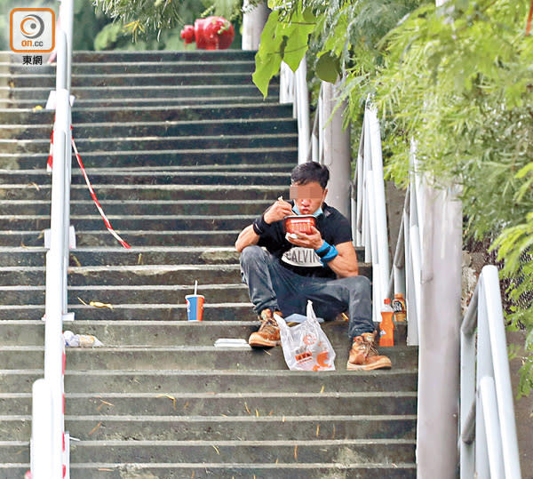 政府抗疫失敗，累市民在街邊食飯。（高嘉業攝）