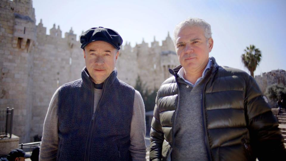 Im Gelobten Land: Ihr Besuch in Jerusalem beeindruckt Jan Josef Liefers (links) und Rechtsmediziner Michael Tsokos stark. (Bild: RTL)