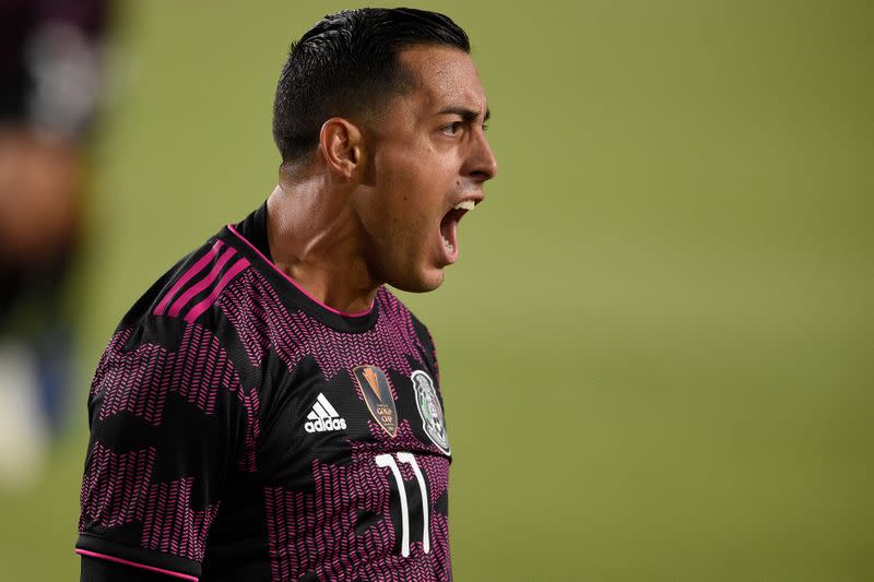 Rogelio Funes Mori celebra tras anotar su primer gol con la selección mexicana