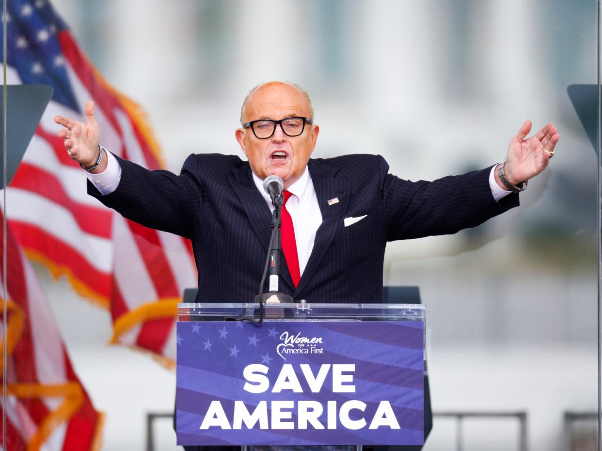 <p>El abogado personal del presidente de Estados Unidos, Donald Trump, Rudy Giuliani, hace gestos mientras habla mientras los partidarios de Trump se reúnen en la Casa Blanca antes de su discurso para impugnar la certificación del Congreso de los Estados Unidos de los resultados de las elecciones presidenciales de Estados Unidos de 2020 en Washington, Estados Unidos, 6 de enero de 2021. </p> (REUTERS / Jim Bourg)