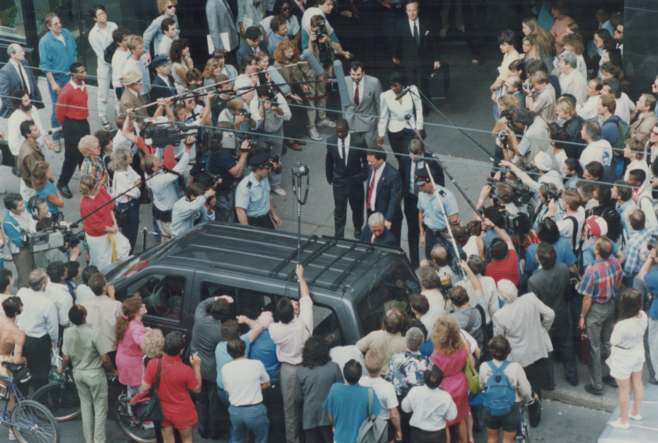 Multitudes de periodistas de todo el mundo rodean a Ben Johnson mientras abandona la Investigación de Dubin (The Dubin Inquiry) tras su testimonio. (Toronto Star a través de Getty Images)