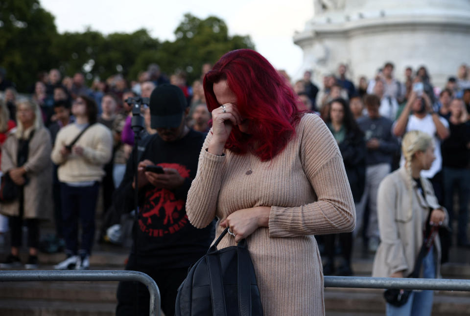 <p>A woman reacts outside the Buckingham Palace, after Queen Elizabeth, Britain's longest-reigning monarch and the nation's figurehead for seven decades, died aged 96, according to Buckingham Palace, in London, Britain September 8, 2022. REUTERS/Henry Nicholls - RC26DW9ZQVTF</p> 