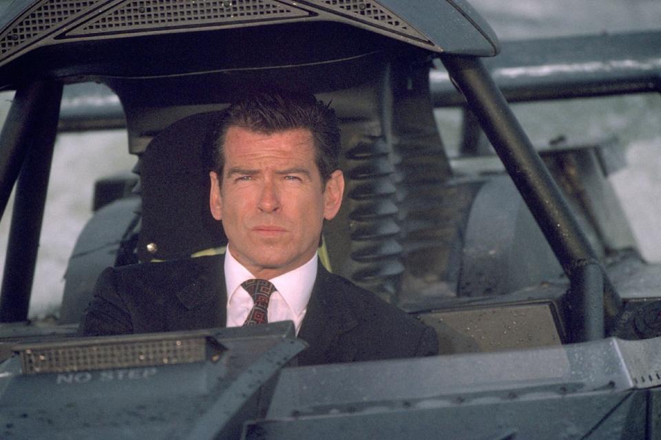 In "Die Welt ist nicht genug" (1999) muss sich James Bond (Pierce Brosnan) mit dem gefühllosesten aller Bösewichte herumschlagen: Robert Carlyle, der als kahl geschorener Fiesling Renard den wohl eindrucksvollsten Bond-Kontrahenten seit Gert Fröbe in "Goldfinger" abgab. Der hat es auf die Ölmulti-Erbin Elektra King (Sophie Marceau) abgesehen, die allerdings ein doppeltes Spiel spielt. (Bild: )