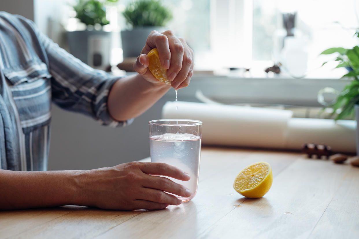 Zitronenwasser selber mixen ist ganz leicht und liefert dem Körper wichtige Nährstoffe. (Bild: Getty Images)
