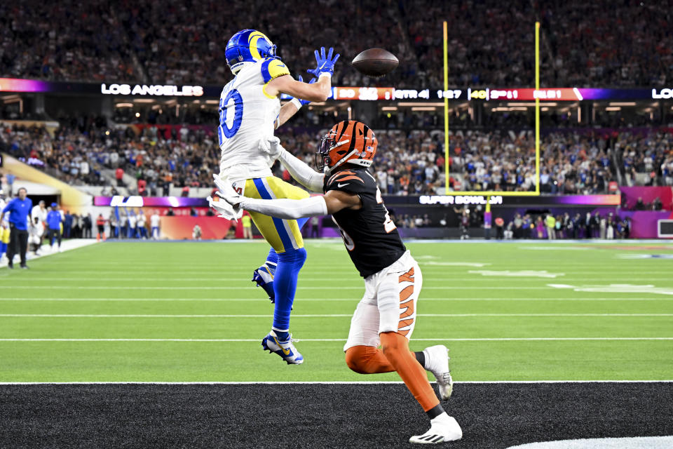 Inglewood, CA - February 13: Los Angeles Rams wide receiver Cooper Kupp (10) catches the ball for a touchdown in front of Cincinnati Bengals cornerback Eli Apple (20) during the second half in Super Bowl LVI at SoFi Stadium on Sunday, Feb. 13 2022 in Inglewood, CA. (Wally Skalij / Los Angeles Times via Getty Images)