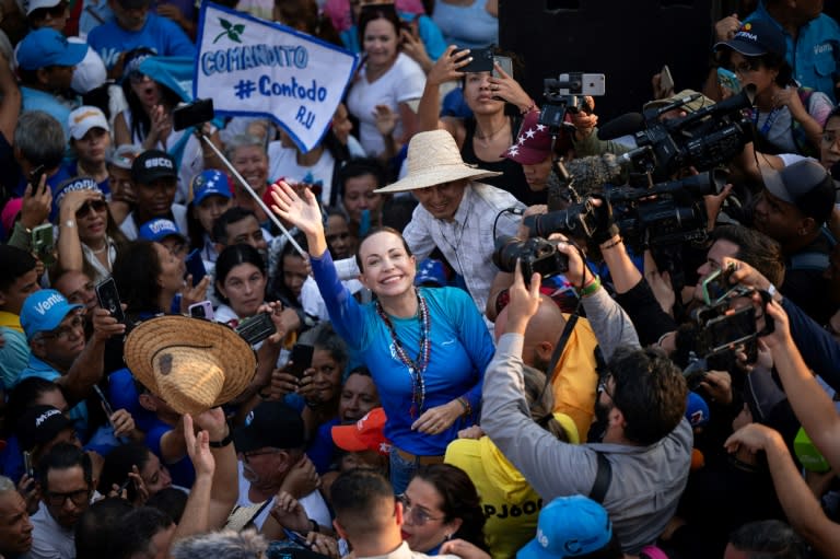 La liberal María Corina Machado, inhabilitada por la Contraloría de línea chavista, respalda la candidatura del diplomático Edmundo González Urrutia en las presidenciales del 28 de julio en Venezuela (Gabriela Oraa)