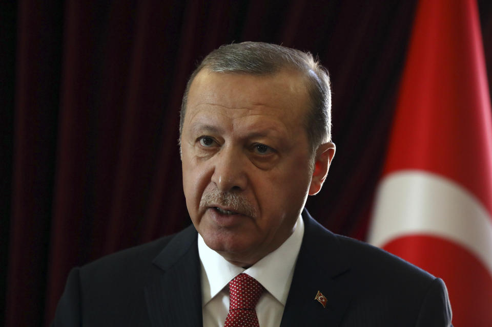 Recep Tayyip Erdogan ist derzeit in Deutschland als Buhmann sehr gefragt (Bild: AP Photos/Ali Unal)