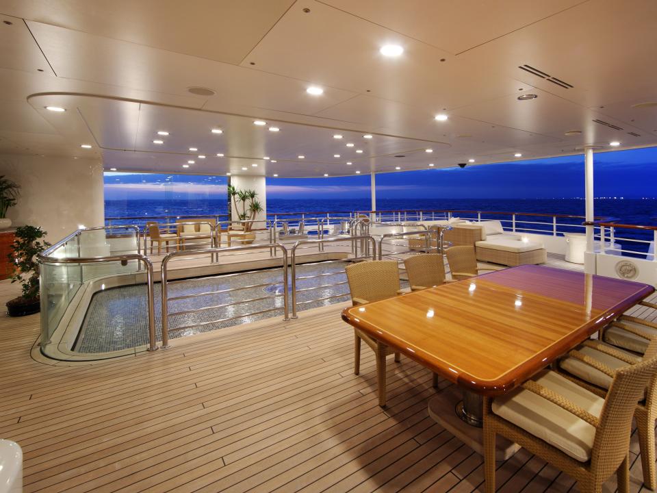 Tatoosh main deck with pool