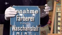 Auf Basis der Schriftart datierte Experte Detlev Kümmel die Schilder aber in die 1920er-Jahre. Horst Lichter bemängelte, dass die Schilder aneinander geschraubt wurden. "Das lindert den Wert", erklärte auch Kümmel, der die Objekte wegen des schlichten Motivs auf 300 bis 400 Euro taxierte - und damit den Wunschpreis der Verkäuferin glatt verdoppelte. (Bild: ZDF)