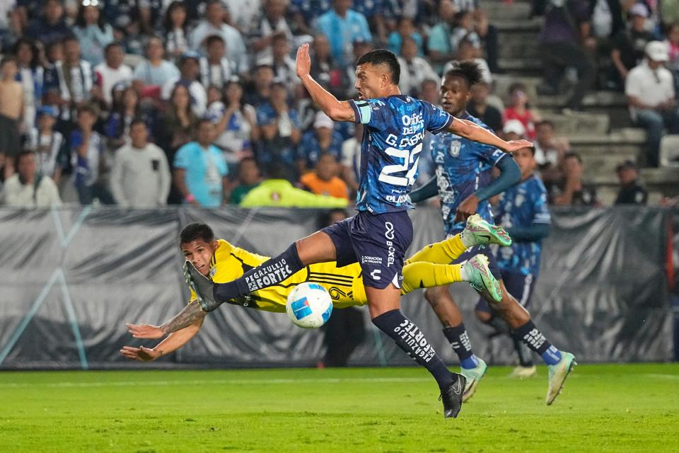 Jun 1, 2024; Pachuca, Hidalgo, Mexico; Columbus Crew forward Cucho Hernandez (9) and CF Pachuca defender Gustavo Cabral (22) battle for the ball in the first half in the 2024 CONCACAF Champions Cup Championship at Estadio Hidalgo. Mandatory Credit: Adam Cairns-USA TODAY Sports