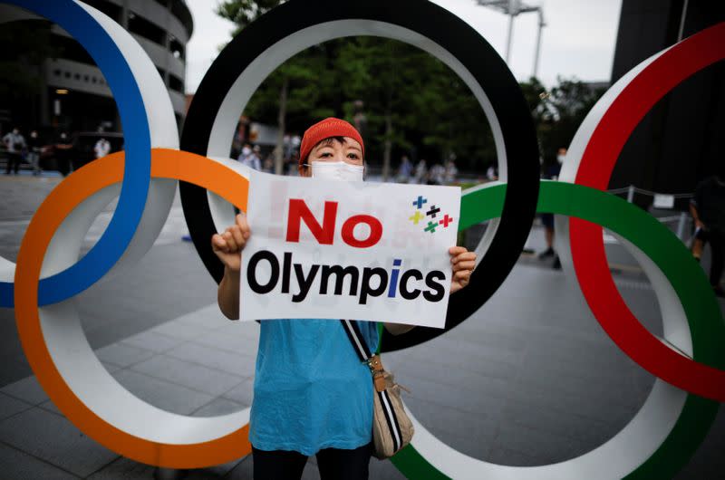 Una manifestante con una mascarilla protesta contra la organización de los Juegos Olímpicos en Tokio el próximo año debido a la pandemia de coronavirus. Japón, julio 24, 2020. REUTERS/Issei Kato