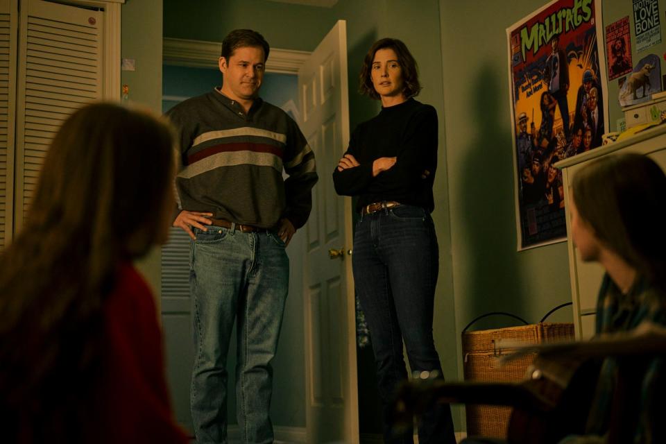 In "High School" müssen sich Simone (Cobie Smulders) und Patrick (Kyle Bornheimer) mit den Launen zweier Teenager herumschlagen.  (Bild: Michelle Faye / Amazon / IMDBTV)