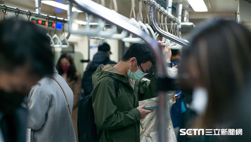 本土疫情升溫，民眾外出時相當重視防疫。（圖／記者陳弋攝影）