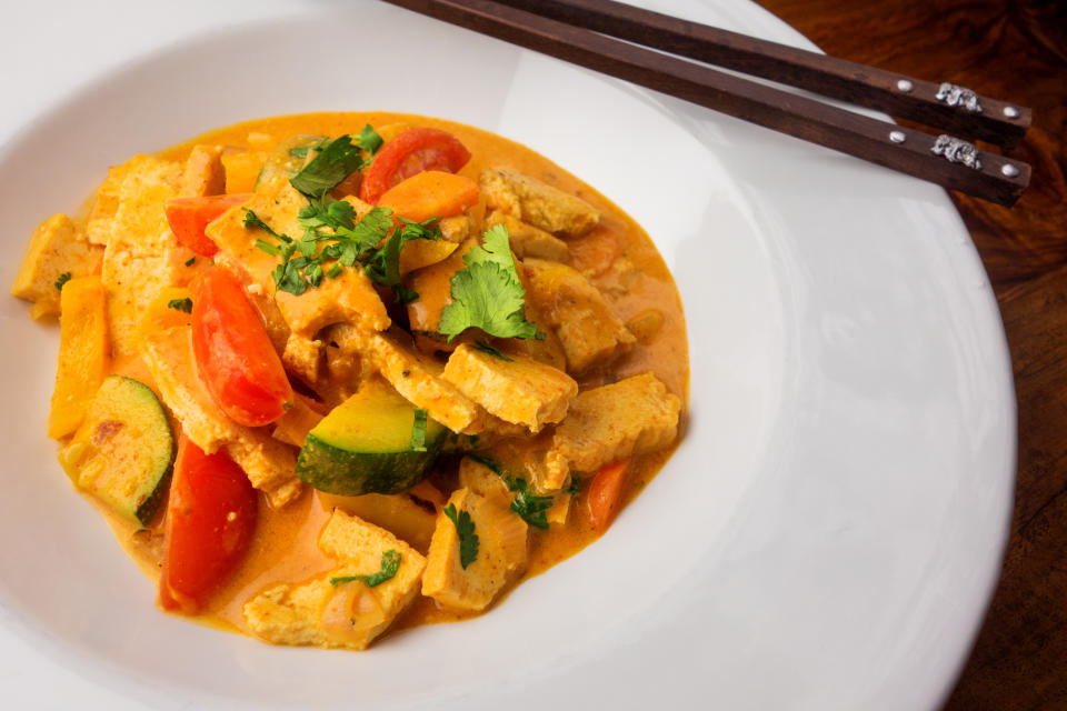 <p>Ceux qui prétendent que les plats végétariens sont fades n’ont clairement jamais dégusté de curry thaï. D’ailleurs, vous pouvez en manger sans viande. Essayez la recette de curry thaï au tofu croustillant de Vegan Yack Attack. [Photo : Getty] </p>