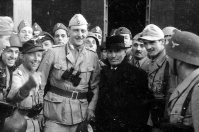 Otto Skorzeny junto a Benito Mussolini luego del cinematográfico rescate (Archivo/)