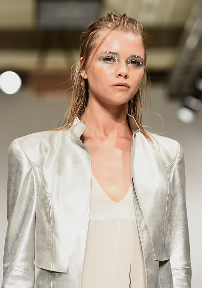 Wet-Look und futuristisches Augen-Make-up gab es bei der Modenschau von Irynvigre zu sehen. Damit dieser Trend tragbar wird, kann er einfach etwas abgeschwächt werden. Ein paar metallisch schimmernde Akzente oder Glitzer-Partikel reichen vollkommen aus, wenn das Make-up für einen Abend oder einen besonderen Anlass mal etwas exzentrischer sein darf. Foto: Jeff Spicer/Getty Images