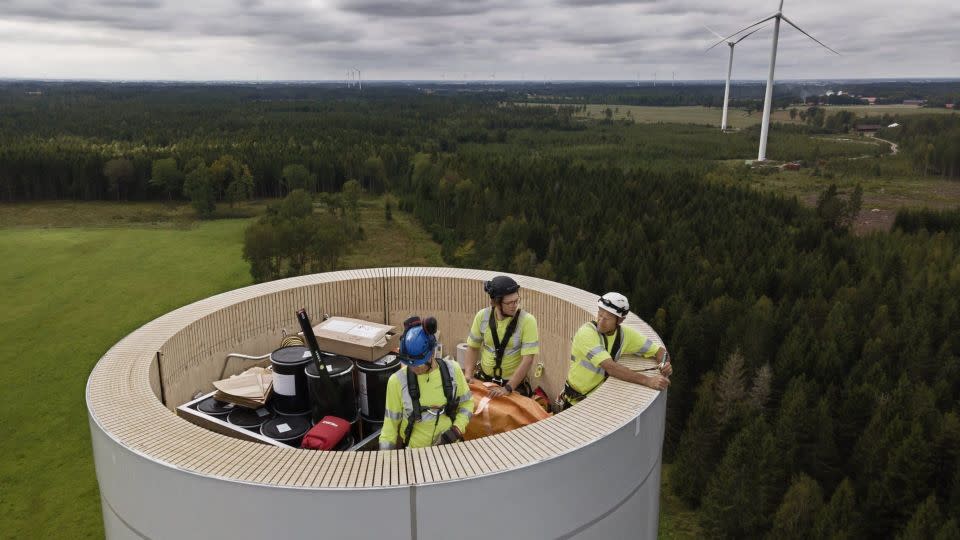 Assembling the wooden tower modules on site. - Paul Wennerholm/Modvion