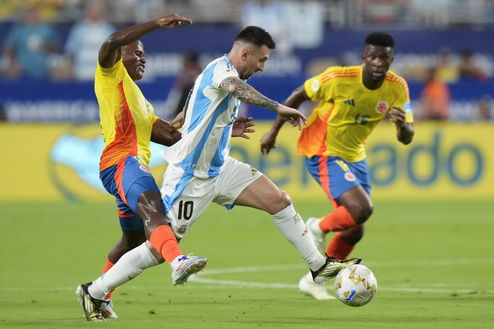 El atacante argentino Lionel Messi avanza en medio ante el colombiano Jhon Arias (izquierda) en la final de la Copa América, el domingo 14 de julio de 2024, en Miami Gardens, Florida. (AP Foto/Wilfredo Lee)