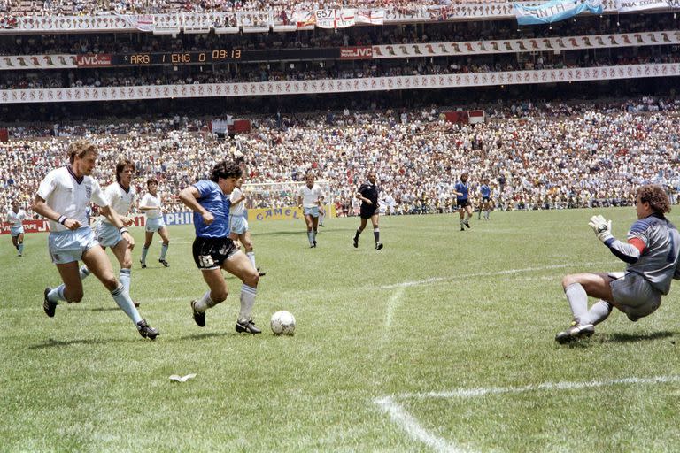 Diego Maradona, seguido por Terry Butcher, enfrenta a Peter Shilton para convertir el segundo gol contra Inglaterra, la joya de todos los tiempos