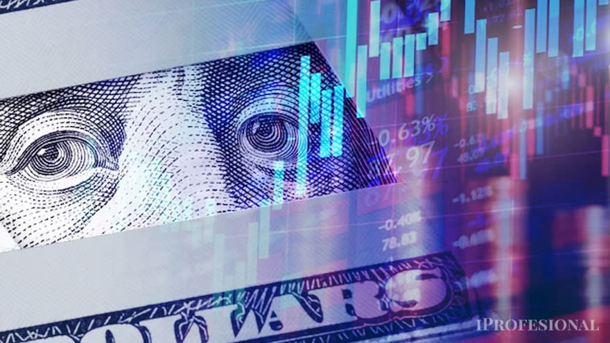 El dólar blue sube a $900: cómo afecta la incertidumbre electoral al mercado cambiario