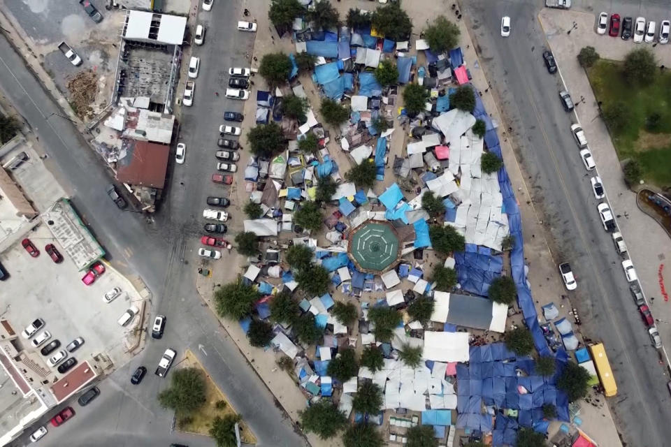 Hundreds of tents are concentrated in Reynosa Plaza near the border bridge. (Noticias Telemundo Investiga)