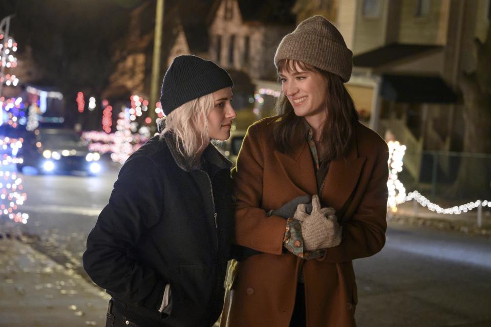 En esta imagen difundida por Hulu, Kristen Stewart, a la izquierda, y Mackenzie Davis en una escena de "Happiest Season", que se estrena el miércoles en el servicio de streaming. (Jojo Whilden/Hulu vía AP)
