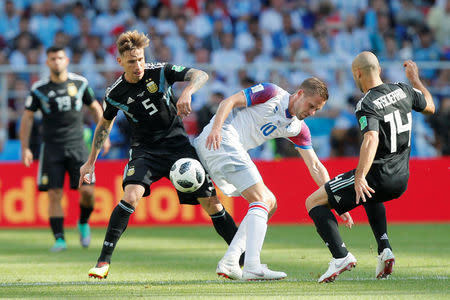 Soccer Football - World Cup - Group D - Argentina vs Iceland - Spartak Stadium, Moscow, Russia - June 16, 2018 Iceland's Gylfi Sigurdsson in action with Argentina's Lucas Biglia and Javier Mascherano REUTERS/Maxim Shemetov